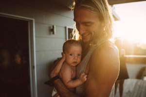 Owen Wright num momento de ternura com o seu filho Vali