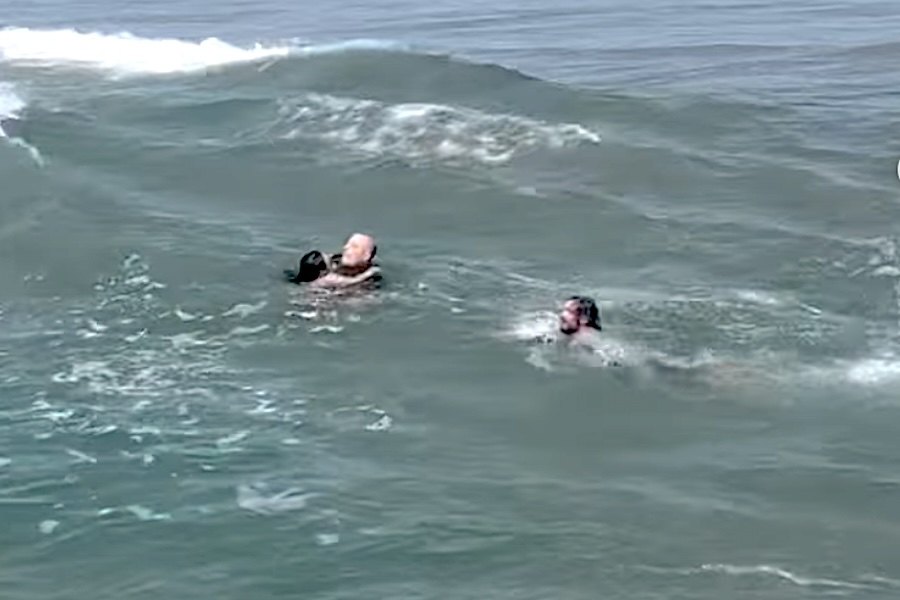 Surfista salva pai e filha em dificuldades no mar durante prova de surf