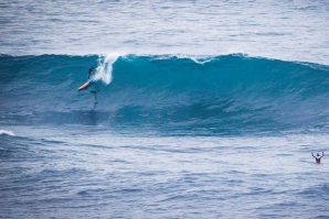 As ondas grandes no centro da iniciativa.