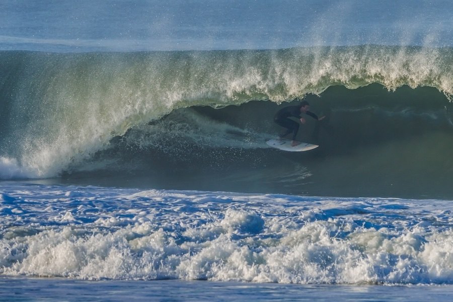 Ventos de Norte e fundos alinhados proporcionam Tubos num dos palcos mais icónicos de Surf da Europa