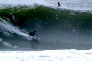 Carcavelos “raw” - Gui Ribeiro, Pedro Boonman e Luís Perloiro em ondas pesadas, ocas e tubulares
