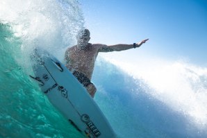 MICK FANNING LESIONA-SE E É OBRIGADO A PARAR DE SURFAR