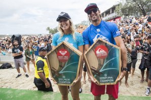 Os vencedores. À esquerda Stephanie Gilmore e à direita Owen Wright. / Clck by WSL