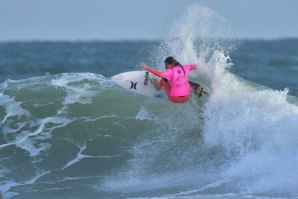 Concorrência fortíssima afasta Carol Henrique da competição em Manly Beach.