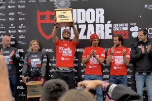 Os vencedores a celebrar no Podio