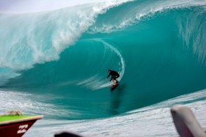 Dylan Longbottom também se atira a Teahupoo