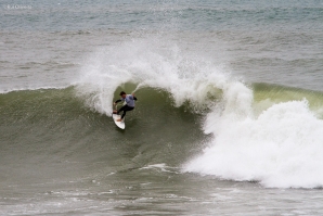 Ribeira d’Ilhas ao rubro com ondas de 2,5 metros