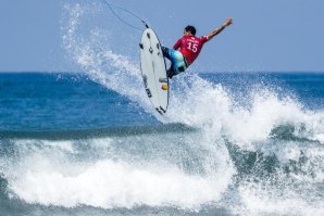 Italo Ferreira numa rotação aérea (mais uma) por Keramas.