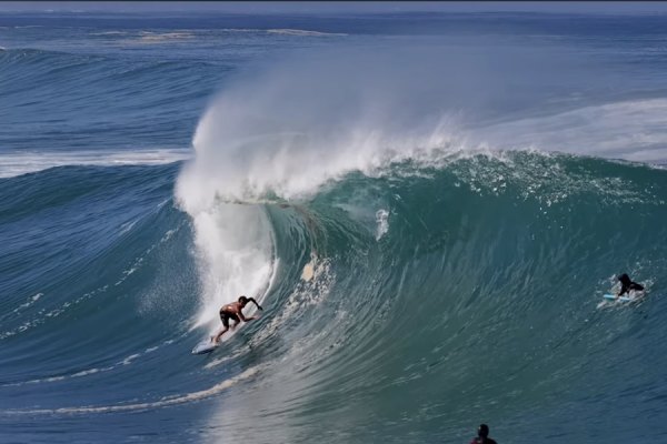 Pipeline épico no dia 01 de dezembro, vídeo capta manhã glass e sessão da tarde