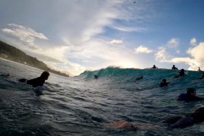 Vinte minutos a surfar em Pipeline com Nathan Florence (e muito crowd)