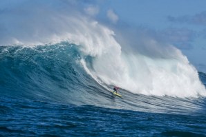 Keala Kennelly convidada para a lista de substitutos no The Eddie em Waimea Bay.