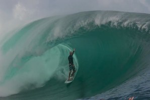 TEAHUPOO RECEBE O PRIMEIRO SWELL DA TEMPORADA