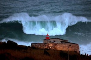Praias da Nazaré voltam a estar abertas à prática de surf